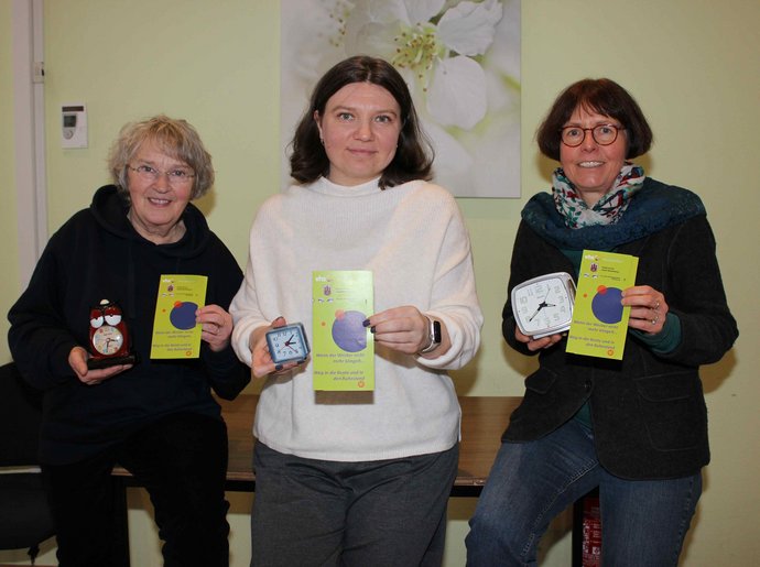Unter dem Motto „Wenn der Wecker nicht mehr klingelt“ bieten Deike Neumärker (Mitglied Seniorenrat Rendsburg), Nadezda Hofmann (Leiterin VHS Rendsburg) und Claudia Heynen (Pastorin Ev. Kirchengemeinde Rendsburg) gemeinsam ein Projekt rund um das Them Drei Frauen mit Wecker in der Hand