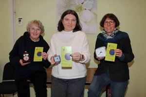 Unter dem Motto „Wenn der Wecker nicht mehr klingelt“ bieten Deike Neumärker (Mitglied Seniorenrat Rendsburg), Nadezda Hofmann (Leiterin VHS Rendsburg) und Claudia Heynen (Pastorin Ev. Kirchengemeinde Rendsburg) gemeinsam ein Projekt rund um das Them Drei Frauen mit Wecker in der Hand