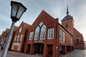 Das Haus der Kirche, im Hintergrund die Kirche St. Marien Rendsburg