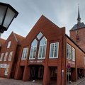 Das Haus der Kirche, im Hintergrund die Kirche St. Marien Rendsburg