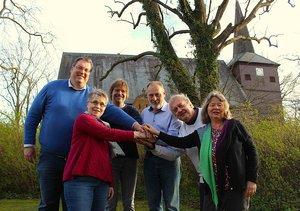 Die Mitglieder des Fusionsausschusses freuen sich über den Zusammenschluss der Gemeinden Schacht-Audorf und Bovenau: Pastor Rode Zimmermann-Stock, Pastorin Marion Lauer, Pastor Lutz Thiele, Thorsten Meyer, Dietmar Schlüter und Dr. Magitta Liebsch (von l Die Mitglieder des Fusionsausschusses freuen sich über den Zusammenschluss der Gemeinden Schacht-Audorf und Bovenau: Pastor Rode Zimmermann-Stock, Pastorin Marion Lauer, Pastor Lutz Thiele, Thorsten Meyer, Dietmar Schlüter und Dr. Magitta Liebsch (von links).