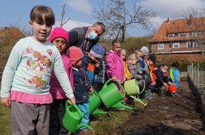 Die Kinder säen Blumen und gießen den Blühstreifen.