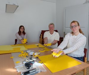 Svenja Horeis (FSJlerin), Barbara Leicht und Emma Wiese (beide Theologische Bildung) (von links) stellen für die „Lange Nacht des Miteinanders“ eine Sternengirlande her. Svenja Horeis (FSJlerin), Barbara Leicht und Emma Wiese (beide Theologische Bildung) (von links) stellen für die „Lange Nacht des Miteinanders“ eine Sternengirlande her.