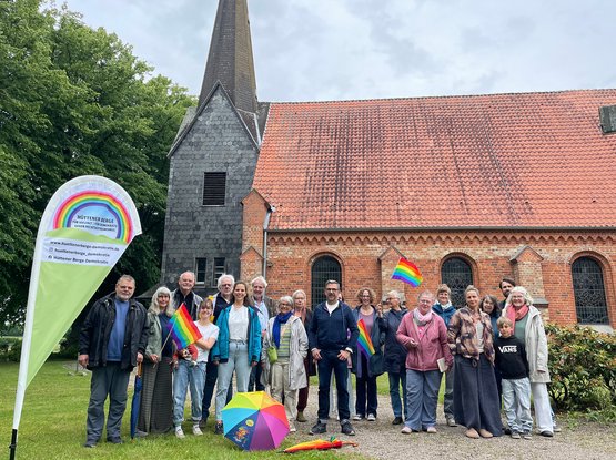 Menschen stehen vor einer Kirche. 