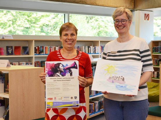 Zwei Frauen stehen vor Bücherregalen. 