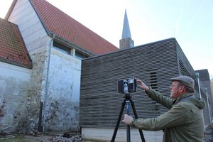 Lars Sörensen bedient 3D-Scanner.