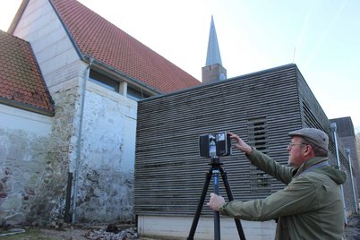 Lars Sörensen bedient 3D-Scanner.