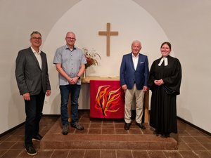 Ein Bild von Architekt, Spender, Pastorin und stv. KGR-Vorsitzendem