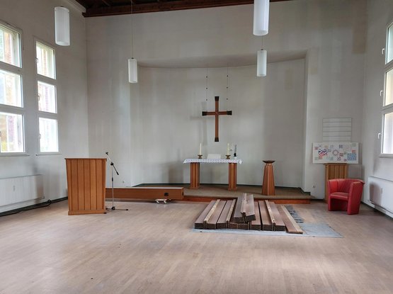 Kirchraum mit Altar und Kreuz