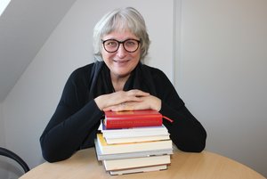 Viele Bücher haben Pastorin Denise Westphal in ihrem Berufsleben begleitet, aber das Gesangbuch liebt sie besonders. 