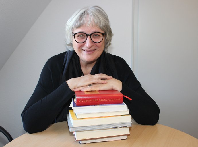 Viele Bücher haben Pastorin Denise Westphal in ihrem Berufsleben begleitet, aber das Gesangbuch liebt sie besonders. 