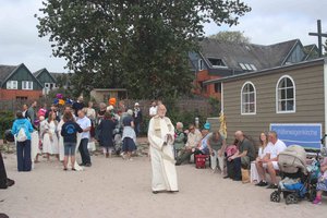 Neben der Schäferwagenkirche am Strand von Eckernförde sammeln sich die Paare, die heiraten oder sich segnen lassen wollen, einer der Pastoren ist Ullrich Schiller. Neben der Schäferwagenkirche am Strand von Eckernförde sammeln sich die Paare, die heiraten oder sich segnen lassen wollen, einer der Pastoren ist Ullrich Schiller.