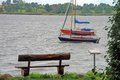 Bank und kleine Ruderboote