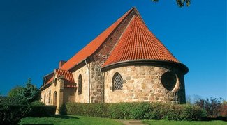 Blick auf die Rückseite der Bünsdorfer Kirche im Sonnenschein