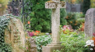 Grabsteine auf Friedhof