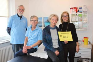Scheckübergabe: Dr. Achim Diestelkamp, Doris Neumann (beide Praxis ohne Grenzen), Reinhild Kasch und Sabine Borchers (beide Inner Wheel) (v.links). Vier Personen mit einem symbolischen Scheck