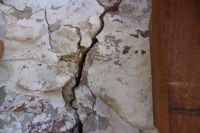 Riss in der Mauer