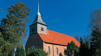 Die Kirche in Dänischenhagen, umringt von grün