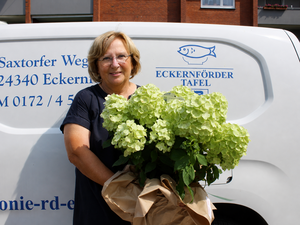Petra Winter freut sich über ihr Abschiedsgeschenk. Petra Winter freut sich über ihr Abschiedsgeschenk.