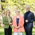 Zwei Frauen und ein Mann in einem Park bei Sonnenschein