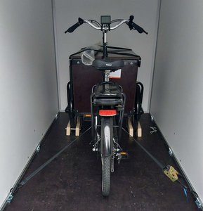 Das Segensrad im Transportanhänger festgezurrt