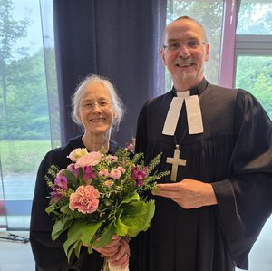 Propst Matthias Krüger verabschiedet Krankenhauspastorin Bettina Röhlk.