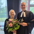 Propst Matthias Krüger verabschiedet Krankenhauspastorin Bettina Röhlk.