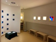 Apsis links und Bänke rechts mit Lichtkacheln in der Wand