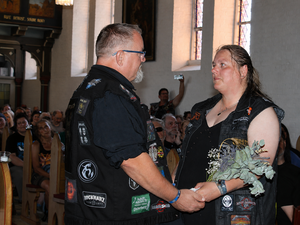 Mit viel Gefühl: Aus Anlass ihrer Silberhochzeit erneuern Nicole und Nils Steinfadt ihr Ehegelöbnis. Mit viel Gefühl: Aus Anlass ihrer Silberhochzeit erneuern Nicole und Nils Steinfadt ihr Ehegelöbnis.