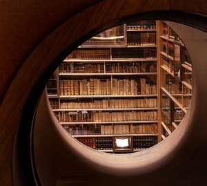 Blick durch ein Bullauge in die Kammer mit der Gudeschen Bibliothek