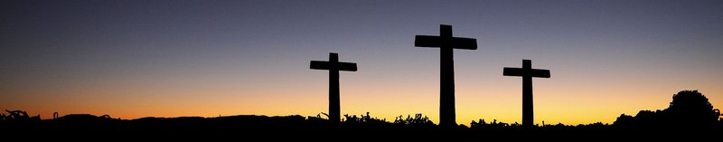 Drei Kreuze vor Morgendämmerung