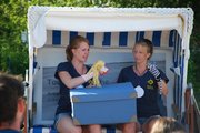 Zwei Menschen spielen Theater mit Handpuppen