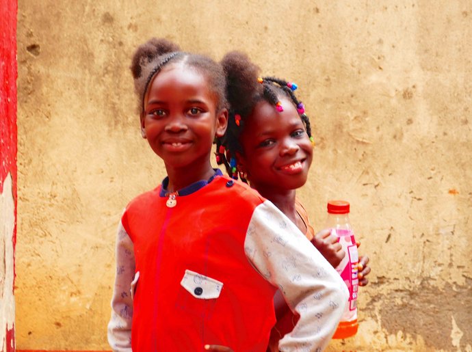 Zwei Mädchen in Nigeria. Foto Albrecht Ebertshäuser