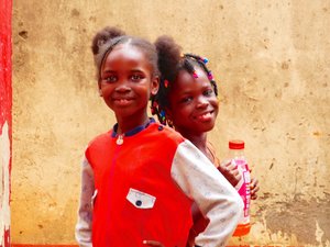 Zwei Mädchen in Nigeria. Foto Albrecht Ebertshäuser