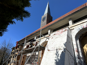 Die Steine mit dem falschen Mörtel müssen einzeln aus den Wänden der Kirche herausgebohrt werden. 