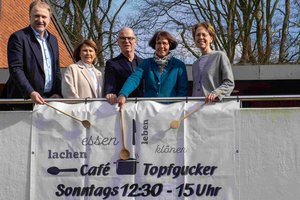 Sie setzten sich für das Café Topfgucker ein: Pastor Rainer Karstens, Christine Thomsen (Inner Wheel Club Rendsburg), Dr. Nils Borchers (Rotary Club Rendsburg), Pastorin Claudia Heynen und Ulrike Göldner-Schwarz (Kirchengemeinderat) (von links). Sie setzten sich für das Café Topfgucker ein: Pastor Rainer Karstens, Christine Thomsen (Inner Wheel Club Rendsburg), Dr. Nils Borchers (Rotary Club Rendsburg), Pastorin Claudia Heynen und Ulrike Göldner-Schwarz (Kirchengemeinderat) (von links).