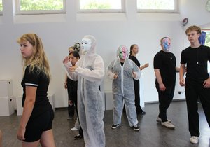 Roboter wandeln durch die Welt und beeinflussen die Menschen. Roboter wandeln durch die Welt und beeinflussen die Menschen.